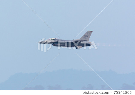 美國空軍F-16演示隊低空飛行 美國空軍F-16演示隊低空飛行 75541865