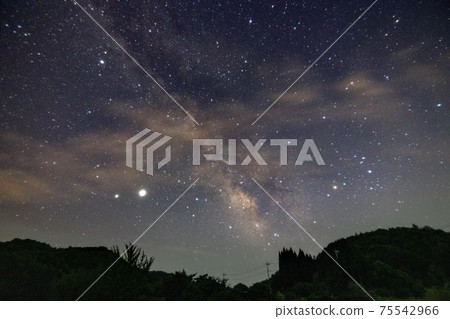 初夏的星空:銀河流經山村 初夏的星空:銀河流經山村 75542966