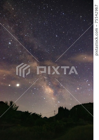 初夏的星空:銀河流經山村 初夏的星空:銀河流經山村 75542967