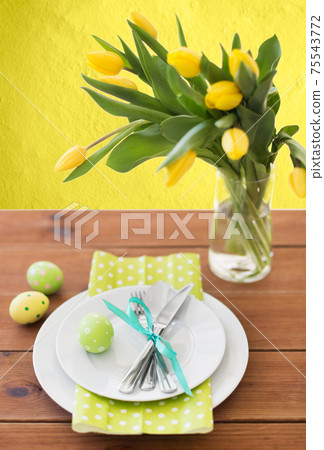 easter egg, plates, cutlery and tulip flowers 75543772