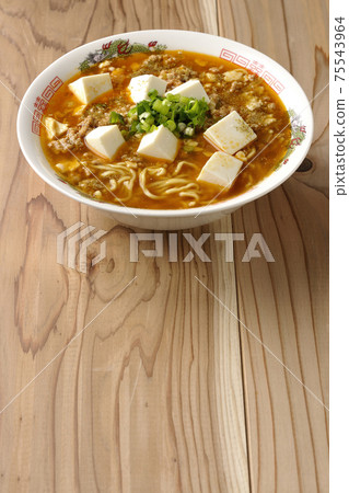 Mapo tofu ramen with Japanese pepper with lots of all-purpose onions 75543964