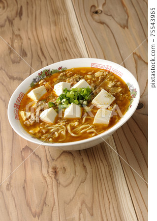 麻婆豆腐拉麵配日本胡椒和多用途洋蔥 麻婆豆腐拉麵配日本胡椒和多用途洋蔥 75543965