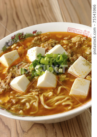 麻婆豆腐拉麵配日本胡椒和多用途洋蔥 75543966