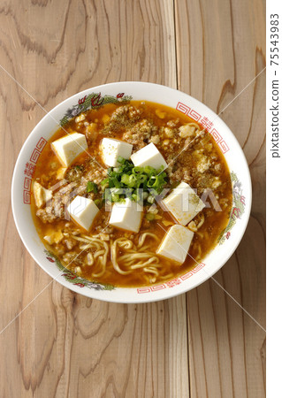 Mapo tofu ramen with Japanese pepper with lots of all-purpose onions (overhead view) Mapo tofu ramen with Japanese pepper with lots of all-purpose onions (overhead view) 75543983