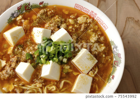 Mapo tofu ramen with Japanese pepper with lots of all-purpose onions (overhead view) Mapo tofu ramen with Japanese pepper with lots of all-purpose onions (overhead view) 75543992