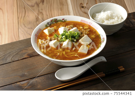 A set of mapo tofu ramen with Japanese pepper and small rice with lots of all-purpose onions A set of mapo tofu ramen with Japanese pepper and small rice with lots of all-purpose onions 75544341