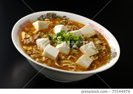 Mapo tofu ramen with Japanese pepper with lots of all-purpose onions taken on a black background 75544979