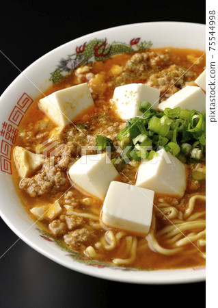 Mapo tofu ramen with Japanese pepper with lots of all-purpose onions taken on a black background 75544998