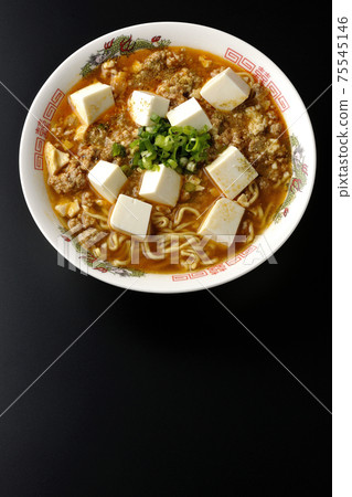 Mapo tofu ramen with Japanese pepper with lots of all-purpose onions taken on a black background (overhead view) 75545146