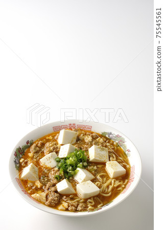 麻婆豆腐拉麵與日本胡椒,在白色背景上採取很多的通用洋蔥 麻婆豆腐拉麵與日本胡椒,在白色背景上採取很多的通用洋蔥 75545561