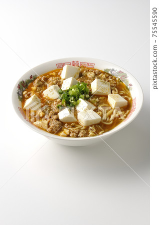 麻婆豆腐拉麵與日本胡椒,在白色背景上採取很多的通用洋蔥 麻婆豆腐拉麵與日本胡椒,在白色背景上採取很多的通用洋蔥 75545590