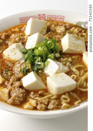麻婆豆腐拉麵與日本胡椒,在白色背景上採取很多的通用洋蔥 麻婆豆腐拉麵與日本胡椒,在白色背景上採取很多的通用洋蔥 75545595