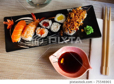 Assorted sushi set 75546901