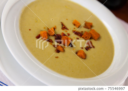 Vegetable cream soup with croutons Vegetable cream soup with croutons 75546997
