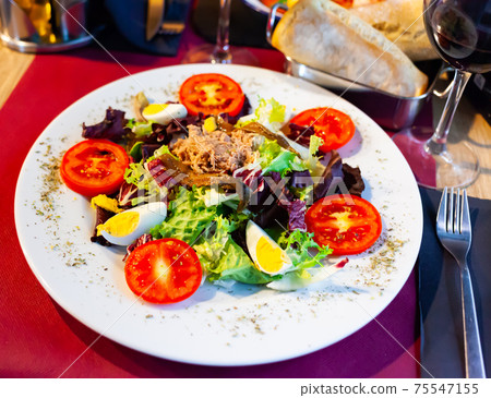 Appetizing salad with tuna, tomatoes, asparagus 75547155