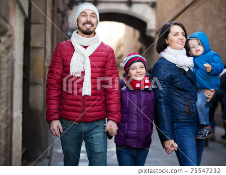 Winter portrait of happy family Winter portrait of happy family 75547232