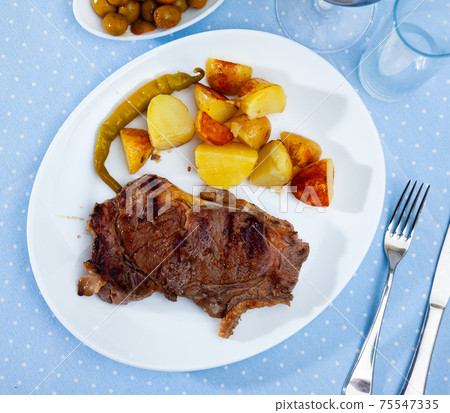 Grilled beef tenderloin steak with potato 75547335
