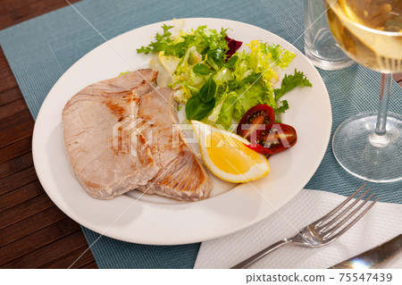 Tuna fillet platter with vegetable salad 75547439