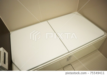 用浴缸蓋保持熱水溫度 75549411