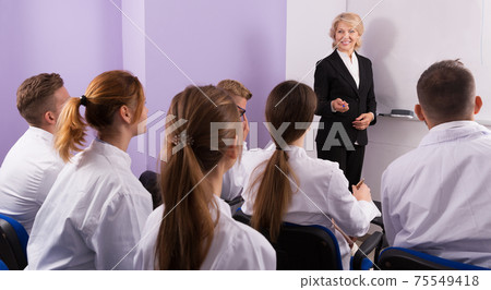 teacher lecturing to medical students teacher lecturing to medical students 75549418