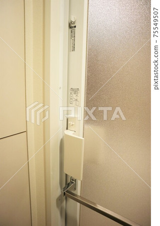 浴室外鎖按鈕和浴室門上的安全鎖 浴室外鎖按鈕和浴室門上的安全鎖 75549507