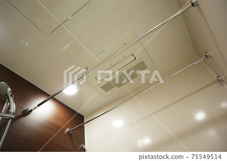浴室烘乾機安裝在浴缸的天花板上 75549514