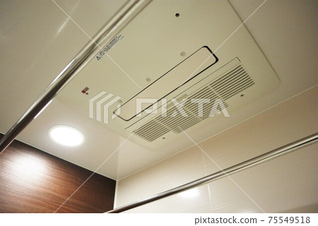 浴室烘乾機安裝在浴缸的天花板上 75549518