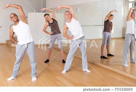 Man dancing at group lesson in studio 75550005