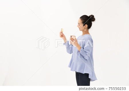 Credit card smartphone middle woman Credit card smartphone middle woman 75550233