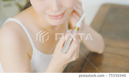二十多歲的女性剃須 75550340