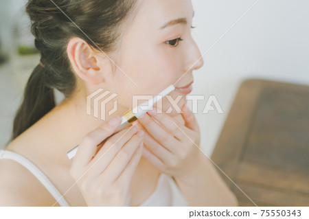 Women in their 20s shaving Women in their 20s shaving 75550343