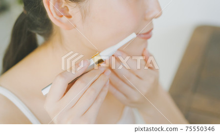 Women in their 20s shaving 75550346