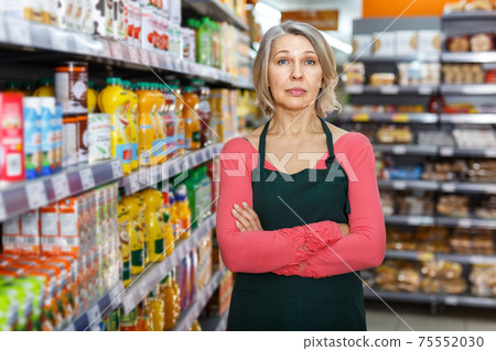 Portrait of confident mature saleswoman 75552030