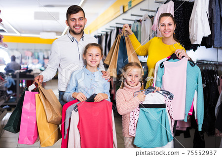 Family after shopping in store 75552937