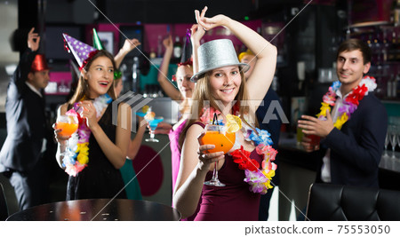 Friendly men and women celebrating birthday 75553050
