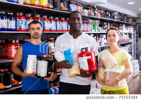 People with sport nutrition standing in store 75553384
