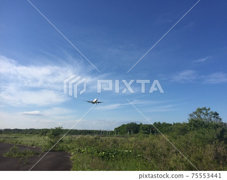 Airplane flying overhead Airplane flying overhead 75553441