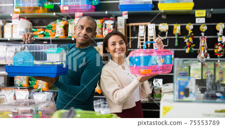 Couple shopping for cage for small animal 75553789