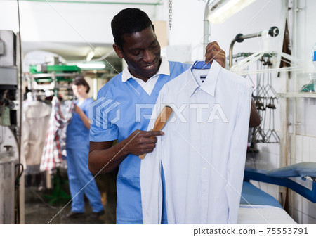 Laundry worker during daily work 75553791