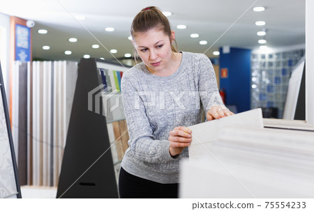 Portrait of woman customer choosing ceramic tile in shop 75554233
