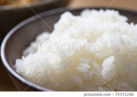 Freshly cooked white rice Freshly cooked white rice 75555286