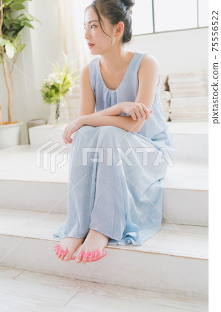 20多歲的女性的赤腳 75556522