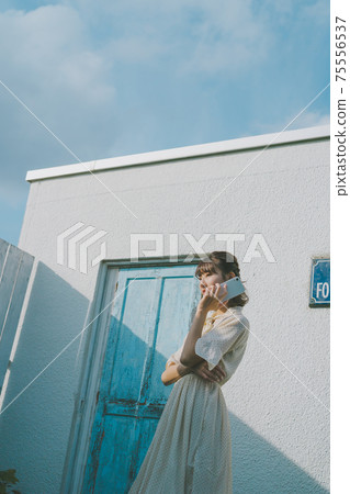 Smartphones and late teens girls 75556537