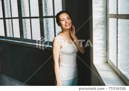 20年代的早晨美女 75556586