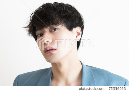 Cool male portrait 75556933