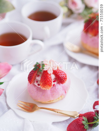 春季甜品草莓奶油泡芙的下午茶時間 75558039
