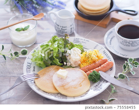 Breakfast plate of pancake 75558455