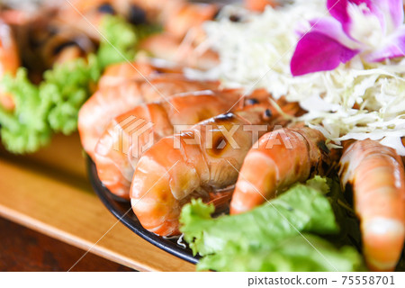 Grilled shrimp prawn with fresh vegetable and seafood sauce,  shrimps grilled serve on tray - seafood buffet Thai food 75558701