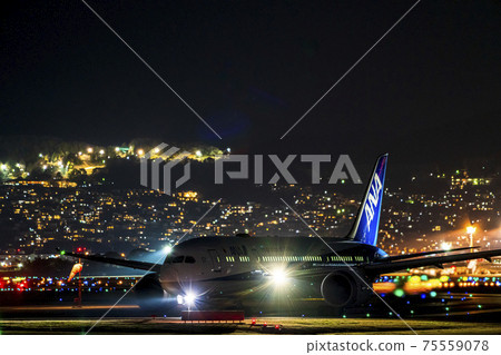 伊丹機場夜景，起飛前的飛機，大阪府豐中市 75559078