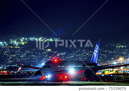 伊丹機場夜景，起飛前的飛機，大阪府豐中市 75559079